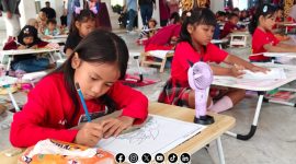 Foto. Momen Peserta Lomba Melukis Sketsa Bung Karno di Pendopo Agung keraton Sumenep. 