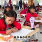 Foto. Momen Peserta Lomba Melukis Sketsa Bung Karno di Pendopo Agung keraton Sumenep. 