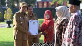Foto. Bupati SUMENEP saat memberikan penghargaan RAT Tercepat. 