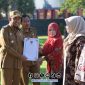 Foto. Bupati SUMENEP saat memberikan penghargaan RAT Tercepat. 