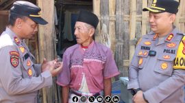 Foto. Kapolres SUMENEP AKBP Rivanda, S.I.K saat memberikan Bantuan kepada Lansia