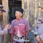 Foto. Kapolres SUMENEP AKBP Rivanda, S.I.K saat memberikan Bantuan kepada Lansia