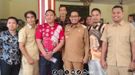 Foto Bersama Bupati Sumenep dengan Salahsatu Guru PPPK di Rumah Dinasnya. 