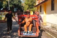 Foto. Bupati Sumenep Dr H Achmad Fauzi Wongsojudo, SH., MH saat memberikan Bantuan secara Simbolis kepada Abang Becak di pendopo Agung keraton Sumenep. 