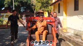 Foto. Bupati Sumenep Dr H Achmad Fauzi Wongsojudo, SH., MH saat memberikan Bantuan secara Simbolis kepada Abang Becak di pendopo Agung keraton Sumenep. 
