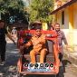 Foto. Bupati Sumenep Dr H Achmad Fauzi Wongsojudo, SH., MH saat memberikan Bantuan secara Simbolis kepada Abang Becak di pendopo Agung keraton Sumenep. 
