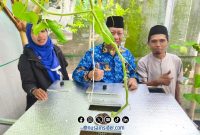 Foto. Kepala DKPP Sumenep, Chainur Rasyid M.Si (Tengah) saat memperkenalkan Tekhnologi Modern Sistem Machida pada Budidaya Melon. 