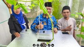 Foto. Kepala DKPP Sumenep, Chainur Rasyid M.Si (Tengah) saat memperkenalkan Tekhnologi Modern Sistem Machida pada Budidaya Melon. 