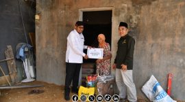 Foto. Bupati Sumenep Dr H Achmad Fauzi Wongso judo, SH.,MH (Kiri), Penerima Bantuan Rumah (Tengah), Kepala Baznas Sumenep And Rahman (Kanan) 