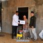 Foto. Bupati Sumenep Dr H Achmad Fauzi Wongso judo, SH.,MH (Kiri), Penerima Bantuan Rumah (Tengah), Kepala Baznas Sumenep And Rahman (Kanan) 