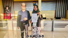 Foto. Korban Teror di GiliIyang Hosriyani (Kanan) saat didampingi Kuasa Hukumnya Sulaisi Abdurrazaq (Kiri) Layangkan Laporan ke Polres Sumenep. 