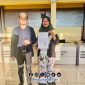 Foto. Korban Teror di GiliIyang Hosriyani (Kanan) saat didampingi Kuasa Hukumnya Sulaisi Abdurrazaq (Kiri) Layangkan Laporan ke Polres Sumenep. 