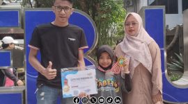 Foto. Arsila Siswi MI Al-Mas'ud Legung Timur saat didampingi Orang Tuanya dan Pengasuh Yayasan Al-mas'ud Desa Legung Timur mengikuti Grand Final Festival Anak Berprestasi ke-14 (FABI-14) dalam kategori lomba Matematika. 