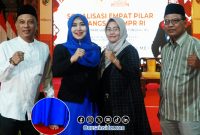 Foto. Kesederhanaan Dr Lia Istifhama S.Sos.i., M.E.I saat 'Nyeker' di Acara Resmi. 