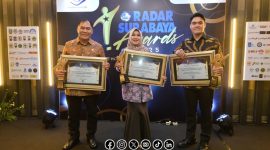 Foto. Dr Lia Istifhama, S.Sos.i., M.E.I (Tengah) saat menerima Penghargaan RSA 2025