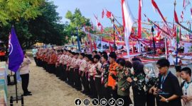 Foto. Aksi Bersih-bersih Pantai anggota Pramuka dari tingkat Penggalang, Penegak, hingga Pandega, bersama masyarakat dan mahasiswa Kuliah Kerja Nyata (KKN)