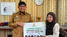 Foto. Bupati Sumenep Dr H Achmad Fauzi Wongsojudo,SH., MH saat memberikan Beasiswa S1 Kepada Mahasiswa asal kabupaten setempat. 