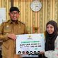 Foto. Bupati Sumenep Dr H Achmad Fauzi Wongsojudo,SH., MH saat memberikan Beasiswa S1 Kepada Mahasiswa asal kabupaten setempat. 