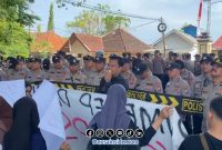 Foto. Aksi Mahasiswa SUMENEP di depan Mapolres SUMENEP, Rabu 13 Agustus 2025