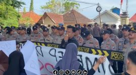 Foto. Aksi Mahasiswa SUMENEP di depan Mapolres SUMENEP, Rabu 13 Agustus 2025