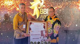 Foto. Kepala DKPP Sumenep, Chainur Rasyid M.Si saat menerima penghargaan Tingkat Nasional dari Balai Besar Inseminasi Buatan (BBIB) di Singosari Malang. 