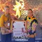 Foto. Kepala DKPP Sumenep, Chainur Rasyid M.Si saat menerima penghargaan Tingkat Nasional dari Balai Besar Inseminasi Buatan (BBIB) di Singosari Malang. 
