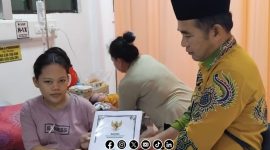 Foto. Penyerahan Bantuan kepada Warga kepulauan Raas yang sedang Melahirkan di RSUD Moh Anwar Sumenep. 