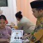 Foto. Penyerahan Bantuan kepada Warga kepulauan Raas yang sedang Melahirkan di RSUD Moh Anwar Sumenep. 