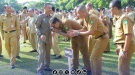 Foto. Momentum Purna Tugas Sekda Edy Rasyadi bersama para ASN di Upacara Hari Senin, 25 Agustus 2025.