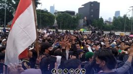Foto. Massa aksi Di depan Gedung DPR RI, Senin 25 Agustus 2025.