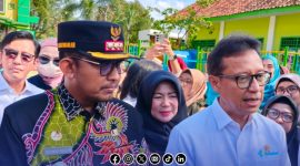 Foto. Bupati Sumenep, Dr H Achmad Fauzi Wongsojudo, SH.,MH saat menemani kunjungan Menteri Kesehatan (Menkes) Budi Gunadi Sadikin. 
