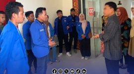 Foto. Aktivis PC PMII Sumenep saat Mendatangi Kantor DPRD Sumenep