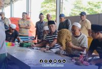 Foto. Pemilik PR Bahagia, H Mukmin saat melihat Sampel Tembakau milik petani yang Hendak Dibeli