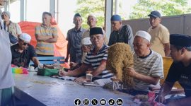 Foto. Pemilik PR Bahagia, H Mukmin saat melihat Sampel Tembakau milik petani yang Hendak Dibeli