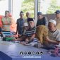 Foto. Pemilik PR Bahagia, H Mukmin saat melihat Sampel Tembakau milik petani yang Hendak Dibeli