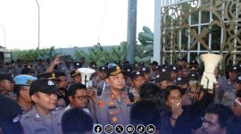 Foto. Kapolres Sumenep, AKBP Rivanda saat menemui massa aksi AMS Sumenep