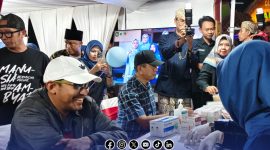 Foto. Kunjungan Bupati Sumenep Dr H Achmad Fauzi Wongso judo, SH., MH di stand Milik Dinkes P2KB setempat. 