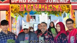 Foto. Kunjungan Bupati Sumenep di Stand DPMD setempat dalam momentum Pameran pembangunan malam Kelima Madura Culture Festival #3