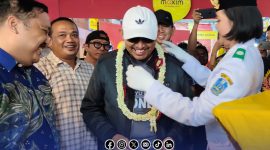 Foto. Momen pengalungan Bunga Oleh paskibraka Sumenep kepada Bupati saat mengunjungi Stand Bakesbangpol di Pameran Pembangunan dalam rangkaian Madura Culture Festival #3
