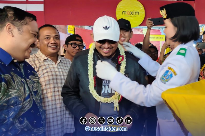 Foto. Momen pengalungan Bunga Oleh paskibraka Sumenep kepada Bupati saat mengunjungi Stand Bakesbangpol di Pameran Pembangunan dalam rangkaian Madura Culture Festival #3