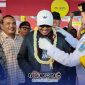 Foto. Momen pengalungan Bunga Oleh paskibraka Sumenep kepada Bupati saat mengunjungi Stand Bakesbangpol di Pameran Pembangunan dalam rangkaian Madura Culture Festival #3