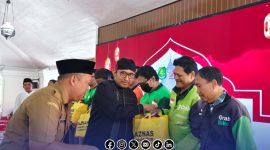 Foto. Bupati Sumenep Achmad Fauzi Wongsojudo, SH., MH saat memberikan Bingkisan (Aksi Sosial) kepada Tukang GO-JEK sebelum acara Doa Bersama. 
