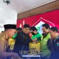 Foto. Bupati Sumenep Achmad Fauzi Wongsojudo, SH., MH saat memberikan Bingkisan (Aksi Sosial) kepada Tukang GO-JEK sebelum acara Doa Bersama. 