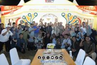 Foto Bersama Bupati Sumenep dengan Kepala Bappeda serta Sebagian Pegawai dua OPD di Momen Pameran Pembangunan dalam Rangkaian Madura Culture Festival #3.