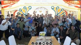 Foto Bersama Bupati Sumenep dengan Kepala Bappeda serta Sebagian Pegawai dua OPD di Momen Pameran Pembangunan dalam Rangkaian Madura Culture Festival #3.
