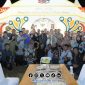 Foto Bersama Bupati Sumenep dengan Kepala Bappeda serta Sebagian Pegawai dua OPD di Momen Pameran Pembangunan dalam Rangkaian Madura Culture Festival #3.