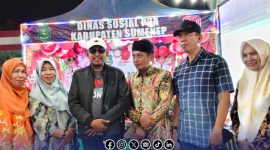 Foto. Kunjungan Bupati Sumenep ke Stand Dinsos P3A Sumenep di Pameran Pembangunan. 