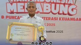 Foto. Direktur BPRS Bhakti Dimekarkan saat menerima penghargaan KEJAR Award 2025 yang digelar Otoritas Jasa Keuangan (OJK). 