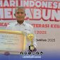 Foto. Direktur BPRS Bhakti Dimekarkan saat menerima penghargaan KEJAR Award 2025 yang digelar Otoritas Jasa Keuangan (OJK). 