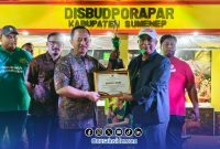 Foto. Kepala Bappeda dan Plt BKPSDM Sumenep, Dr Ir Arif Firmanto, S.TP., M.Si.IPU., ASEAN Eng saat menerima penghargaan sebagai Best Booth Stan Terbaik di Madura Night Vaganza 2025.